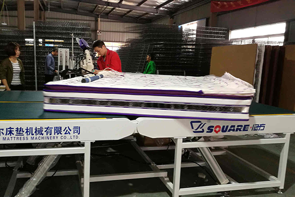 自动翻转床垫缝纫围边机工作中