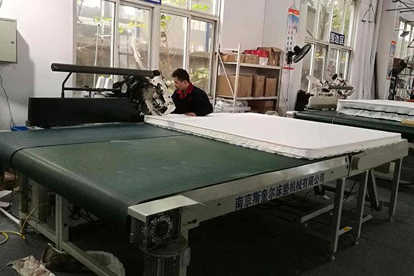 翻转垫缝纫围边机工作中