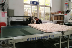 怎么操作运行大自然缝合床垫机械？
