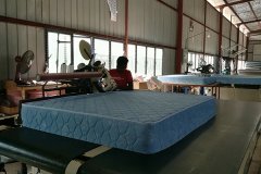 如何操作运行大自然床垫缝合机械呢？